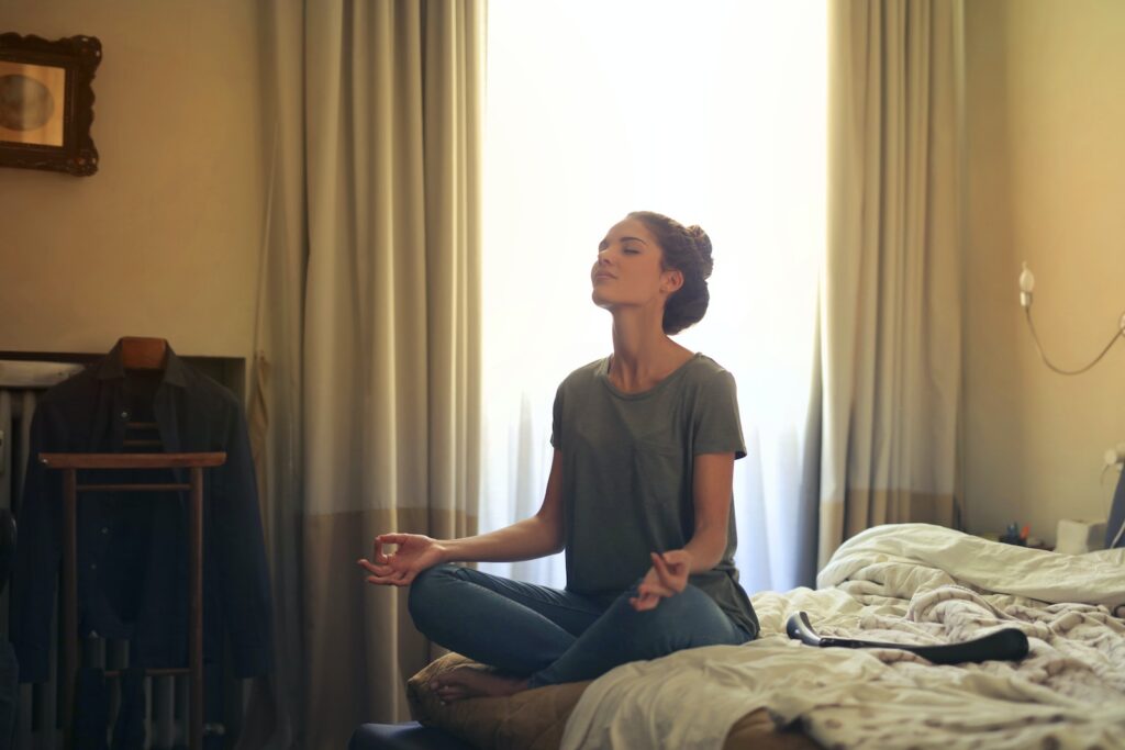 meditatieWoman Meditating In Bedroom