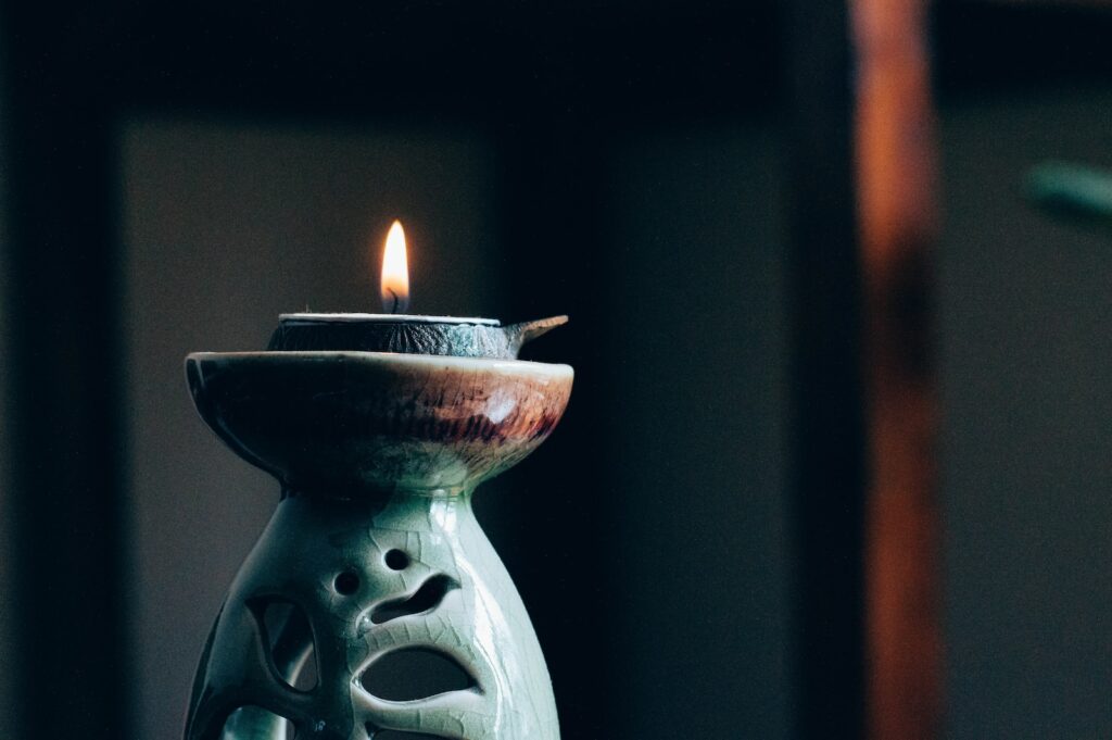 zelfontdekking rule of thirds photography of lit candle
